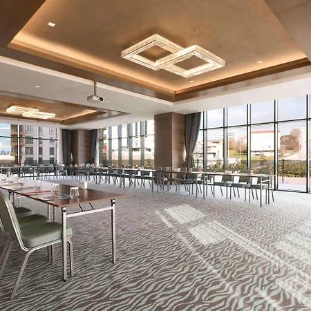 Tryp By Wyndham Basin Ekspres Отель