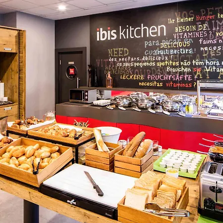 Ibis West מלון