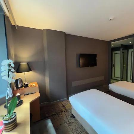 Seasons Hotel