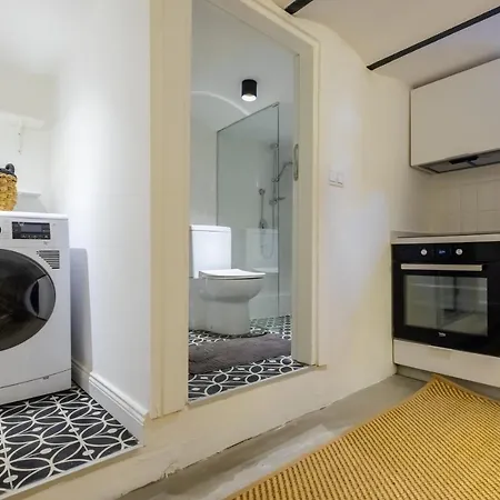 Vibrant Flat 5 Minutes Walk To Istiklal In Beyoglu
