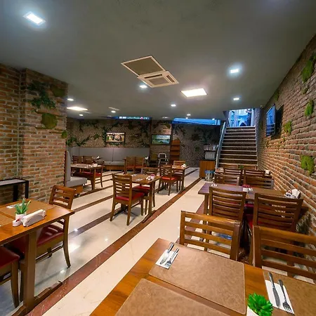 Aprilis - Special Category Hotell