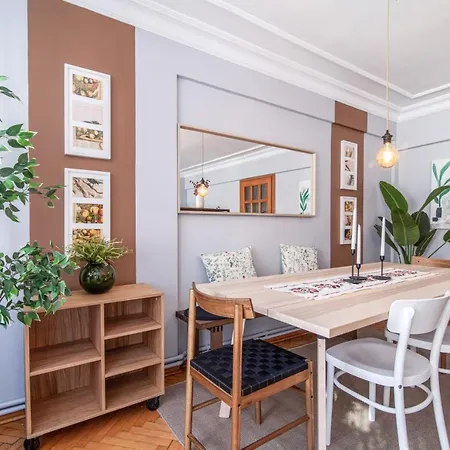 Gorgeous Flat With Lovely Balcony In Nisantasi Apartment