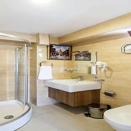 Hotel Lavin & *