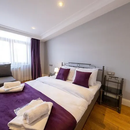 Отель Frame & Suites *