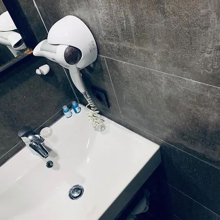 Merit House Hotel *