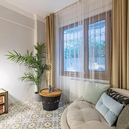 Delightful Flat With Bosphorus View In Kuzguncuk Apartment