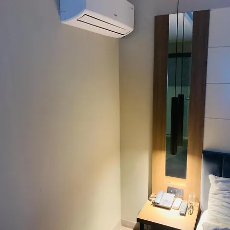 Merit House Hotel *
