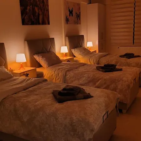1 Min To Metro, Cosy Flat For 8 Guests, 2nd Floor Istanbul