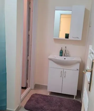1 Min To Metro, Cosy Flat For 8 Guests, 2nd Floor Apartment