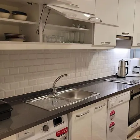 1 Min To Metro, Cosy Flat For 8 Guests, 2nd Floor Apartment *