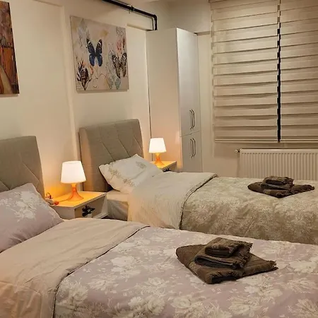 1 Min To Metro, Cosy Flat For 8 Guests, 2nd Floor Istanbul