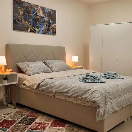 1 Min To Metro, Cosy Flat For 8 Guests, 2nd Floor