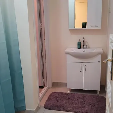 1 Min To Metro, Cosy Flat For 8 Guests, 2nd Floor *