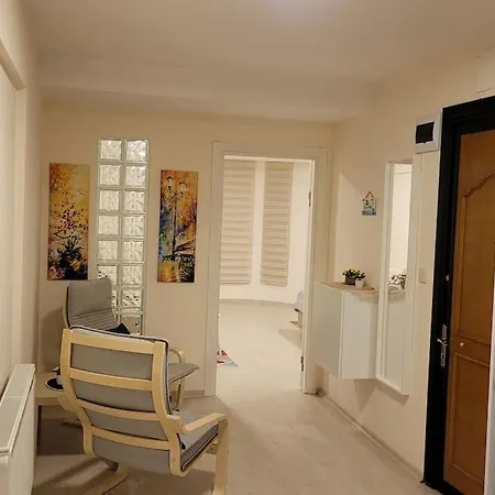 1 Min To Metro, Cosy Flat For 8 Guests, 2nd Floor Apartment