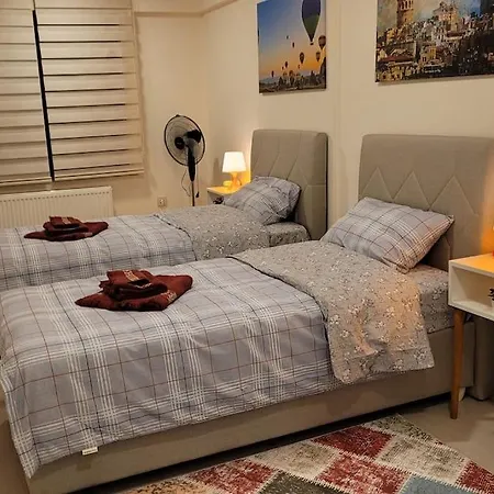 1 Min To Metro, Cosy Flat For 8 Guests, 2nd Floor * Istanbul