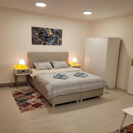1 Min To Metro, Cosy Flat For 8 Guests, 2nd Floor Apartment *