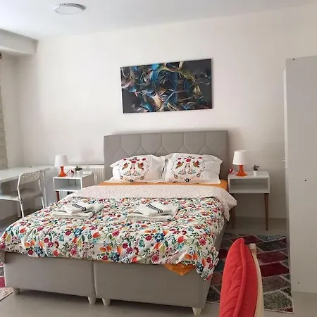 1 Min To Metro, Cosy Flat For 8 Guests, 2nd Floor Istanbul