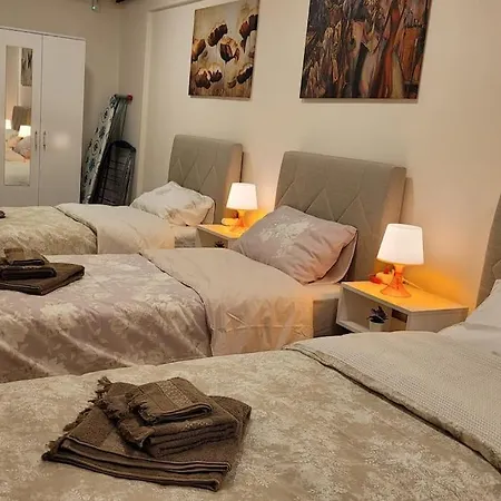 Apartment 1 Min To Metro, Cosy Flat For 8 Guests, 2nd Floor