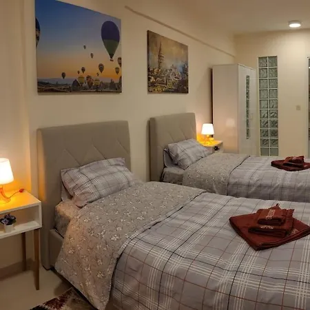 1 Min To Metro, Cosy Flat For 8 Guests, 2nd Floor Apartment *