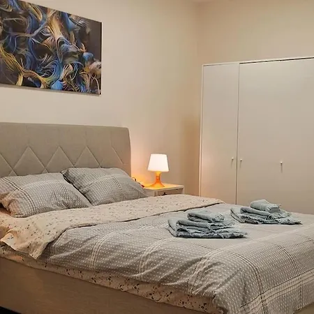 1 Min To Metro, Cosy Flat For 8 Guests, 2nd Floor