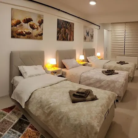 1 Min To Metro, Cosy Flat For 8 Guests, 2nd Floor Apartment *