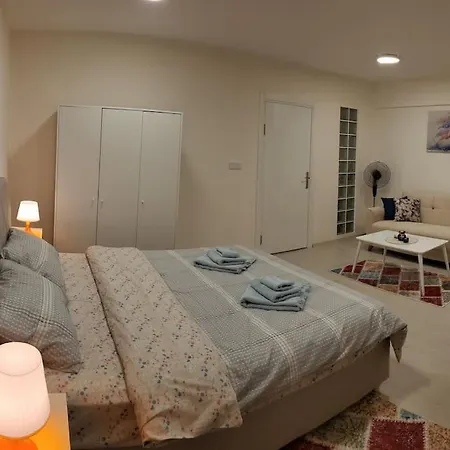 Apartment 1 Min To Metro, Cosy Flat For 8 Guests, 2nd Floor *