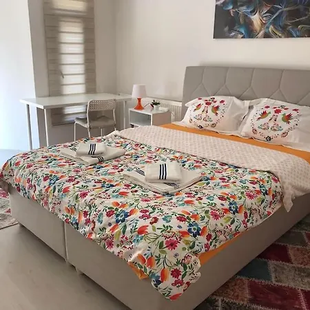 1 Min To Metro, Cosy Flat For 8 Guests, 2nd Floor