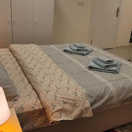 1 Min To Metro, Cosy Flat For 8 Guests, 2nd Floor *