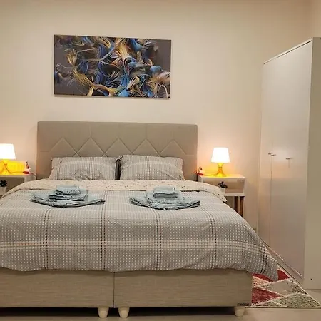 1 Min To Metro, Cosy Flat For 8 Guests, 2nd Floor *