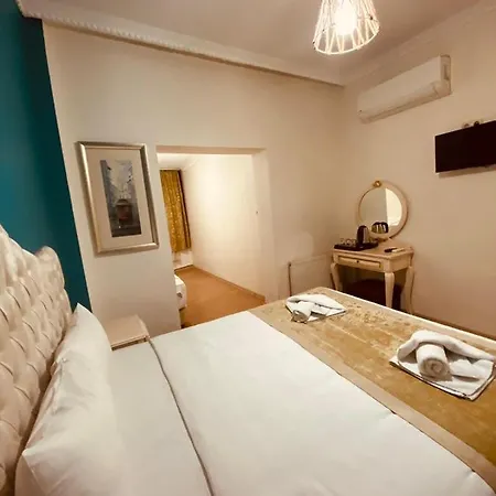 Ξενοδοχείο Adora Cafe & Restaurant 3*