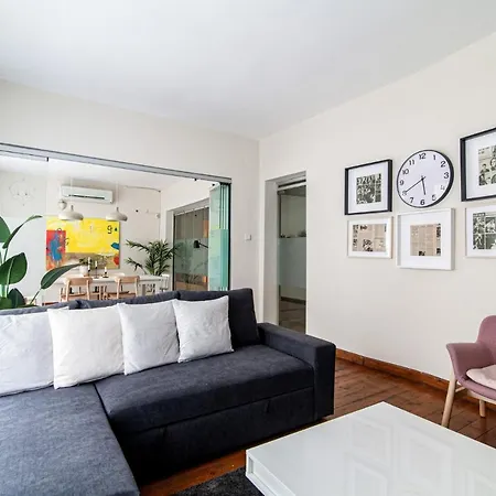 Sleek Flat Within Walking Distance To Pera Museum Daire