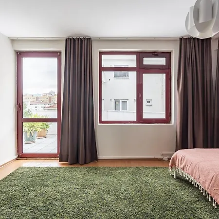 Central Flat With Balcony And Terrace In Sisli
