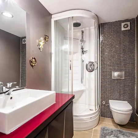 Luxury Flat In Atasehir Apartment