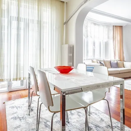 Apartment Centrally Located With Balcony In Sisli
