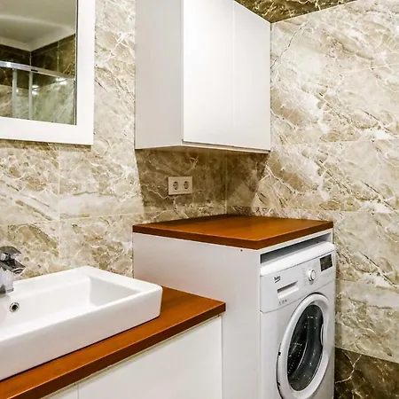 Flat With Balcony Close To Viaport Marina Tuzla *