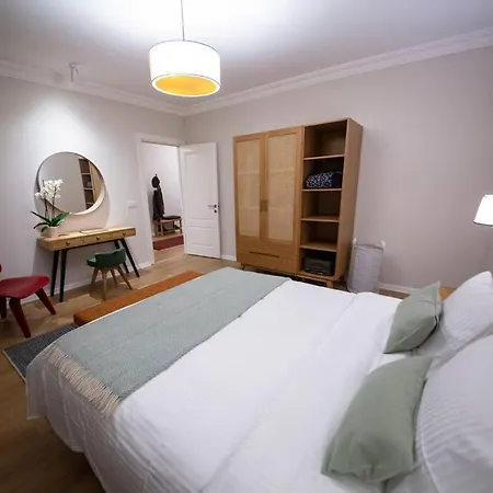 Guest house Spacious Luxury Flat In The Heart Of *