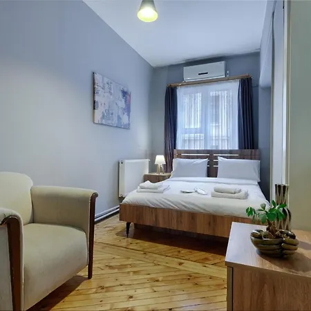 Marvelous 4 Bedroom / Perfect Location Apartment *
