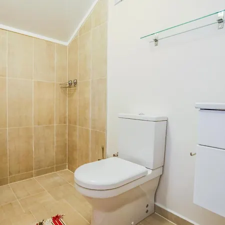Spacious Private With Pool In Sile *