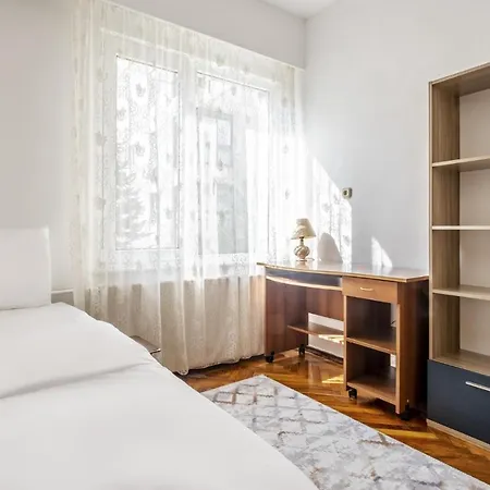 Flat With Balcony Near Zorlu Center شقة *