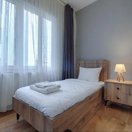 Marvelous 4 Bedroom / Perfect Location Apartment *