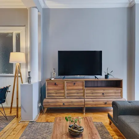 Marvelous 4 Bedroom / Perfect Location Apartment