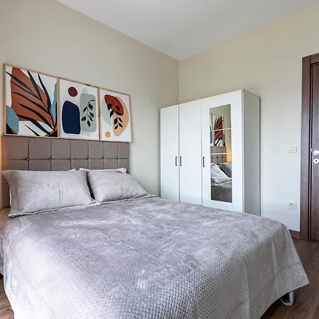 212 Outlet Karsisinda Lux N7 Istanbul