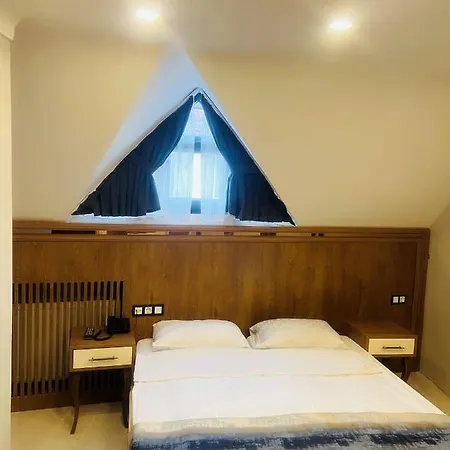 Crowned Hotel
