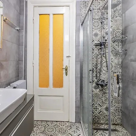 Flat With Balcony And Bosphorus View In Beyoglu Apartment