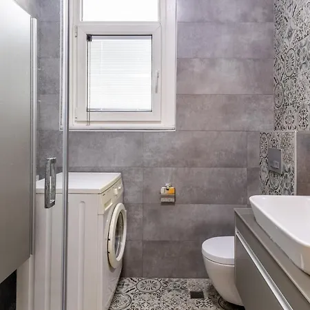 Flat With Balcony And Bosphorus View In Beyoglu Apartment *