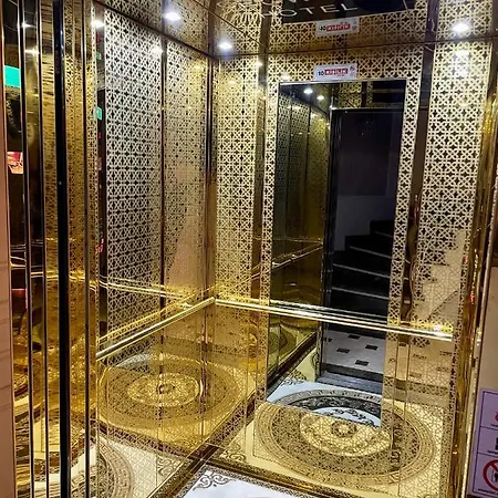 Crowned Hotel