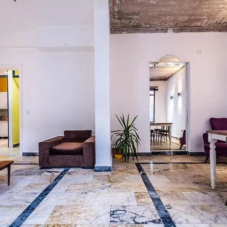 Comfortable Flat With Great Location In Beyoglu شقة