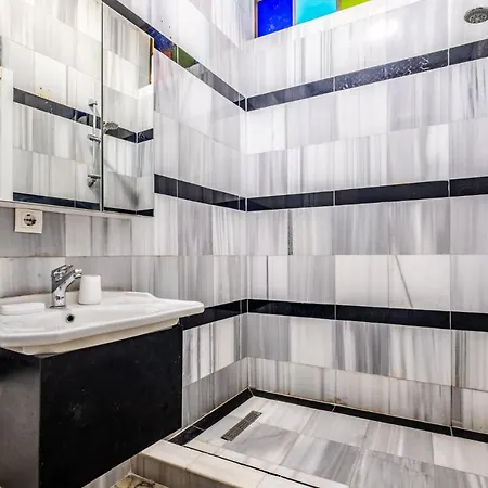 Apartment Comfortable Flat With Great Location In Beyoglu