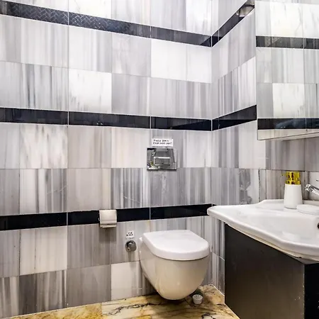 Comfortable Flat With Great Location In Beyoglu شقة