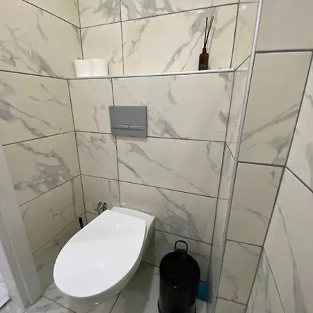 Renovated 2br Near Metro Apartment